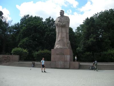 Ivan Franko står staty mitt emot universitetet.